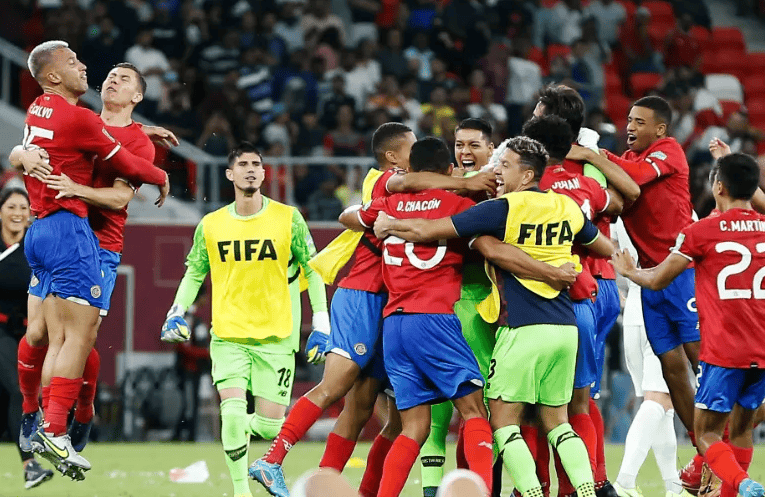 轰动一时的足球赛场，胜负悬念难解的简单介绍